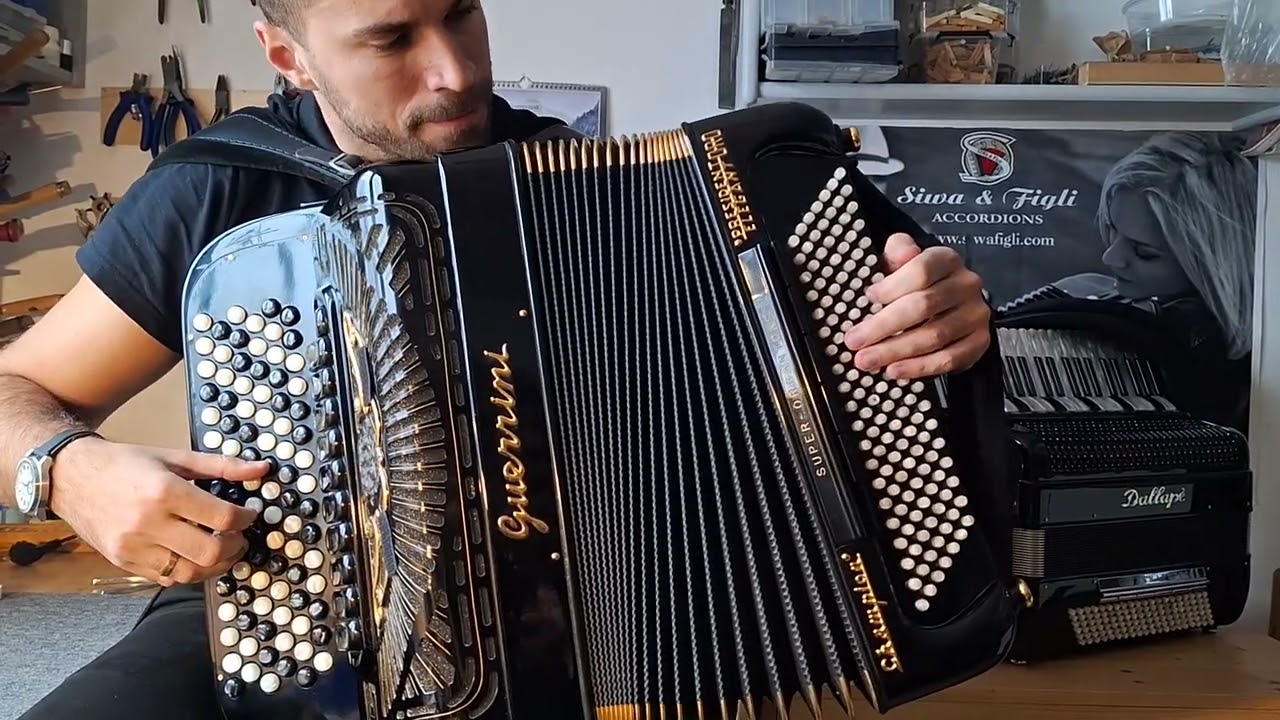 Kosta Gajic testira harmoniku nakon servisa- Guerrini PRESIDENT