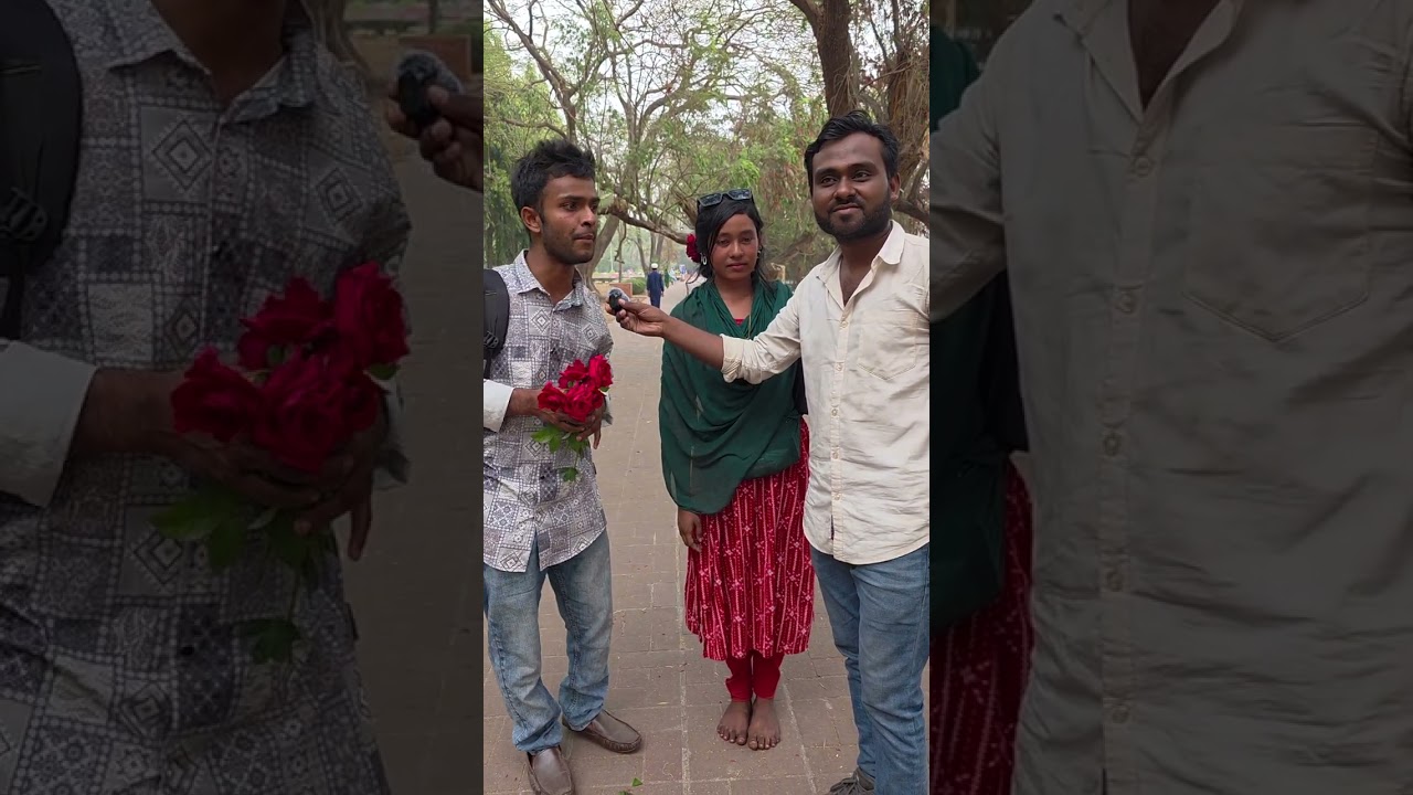 কে এই যুবক? বৃষ্টির হাসির প্রেমে পড়ে এক নজর দেখার জন্য ব্রাহ্মণবাড়িয়া আখাউড়া থেকে ছুটে এসেছে।
