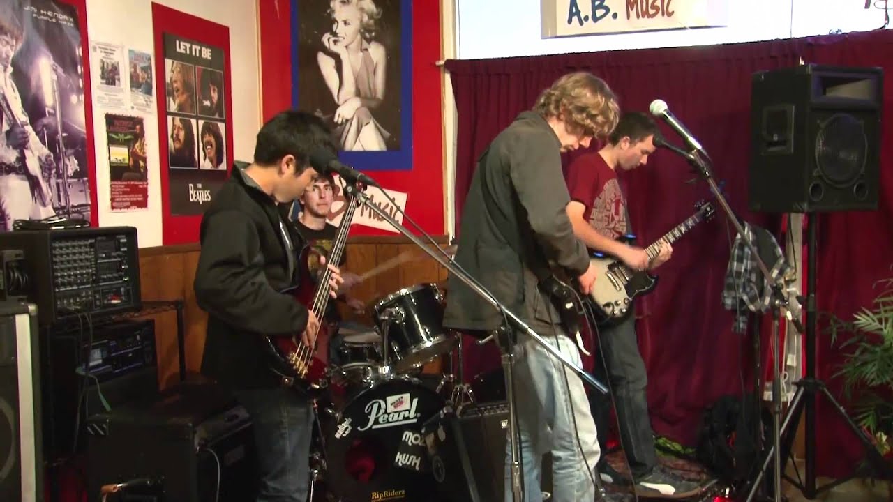 MOZZO KUSH Performs 