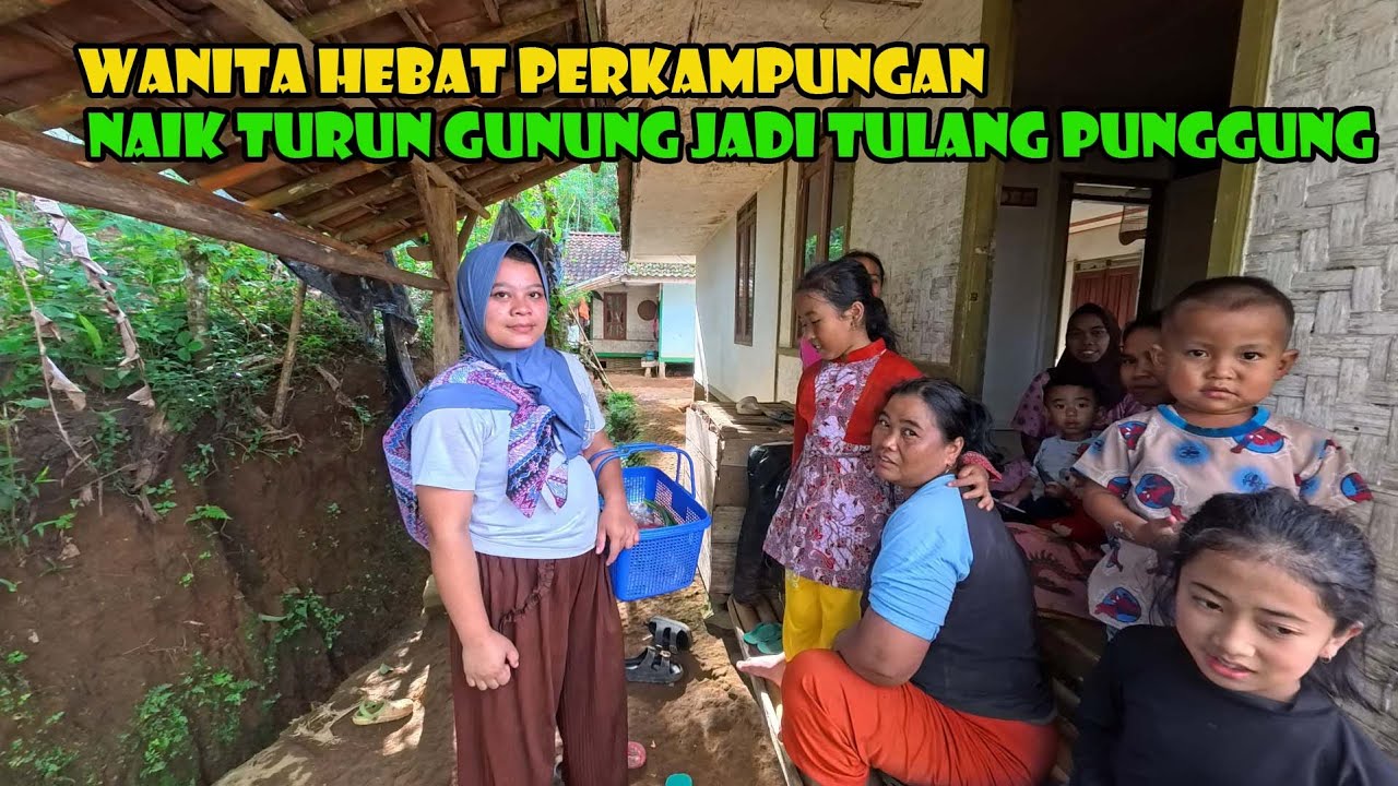 Naik Turun Gunung..Jalan Kaki Dari Kampung Ke Kampung..Inilah Sosok Wanita Tegar..