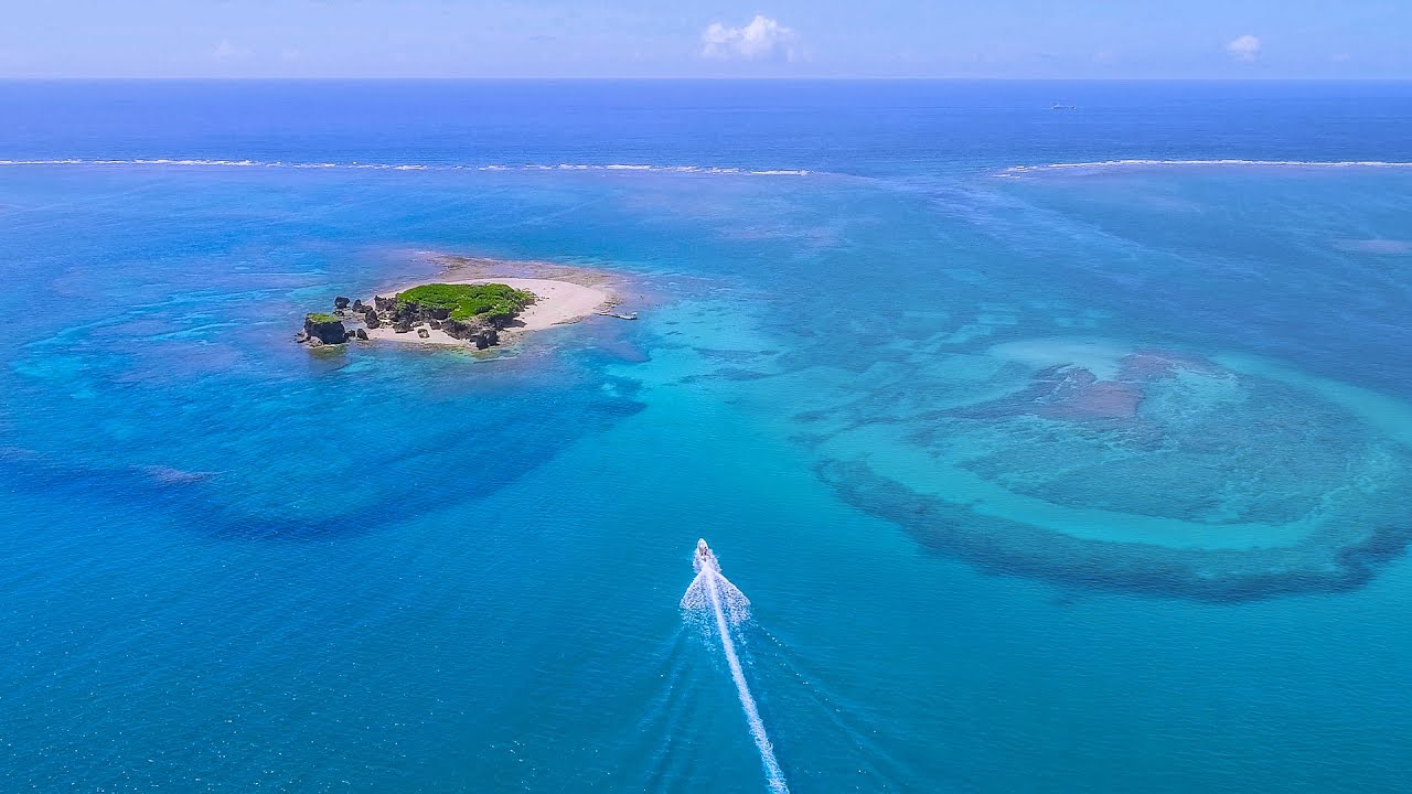 [4K cinemascope] BIRD'S EYE VIEW 無人島の楽園 沖縄コマカ島 ドローン空撮 - Komaka Jima in Okinawa, Aeral Footage -