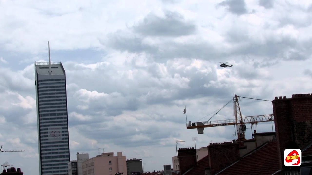 Tour Incity: La pose du mât par un Super Puma