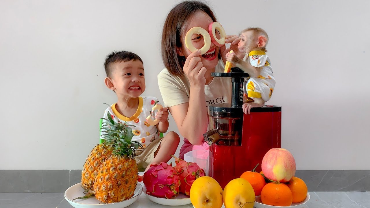 Khang makes fruit juice for Monkey Puka and his mother
