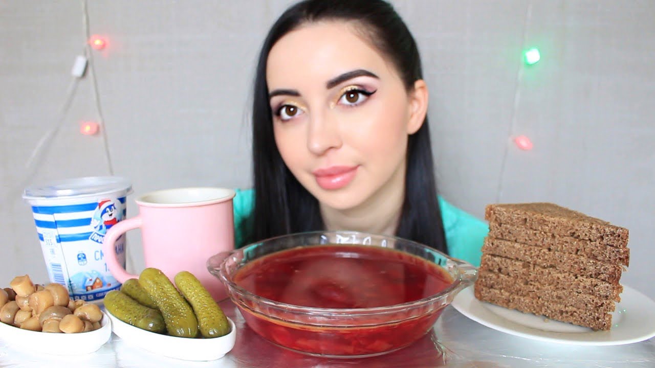 ПЕРЕПУГАЛА БАБУШКА / БОРЩ С МЯСОМ / MUKBANG Ayka Emilly