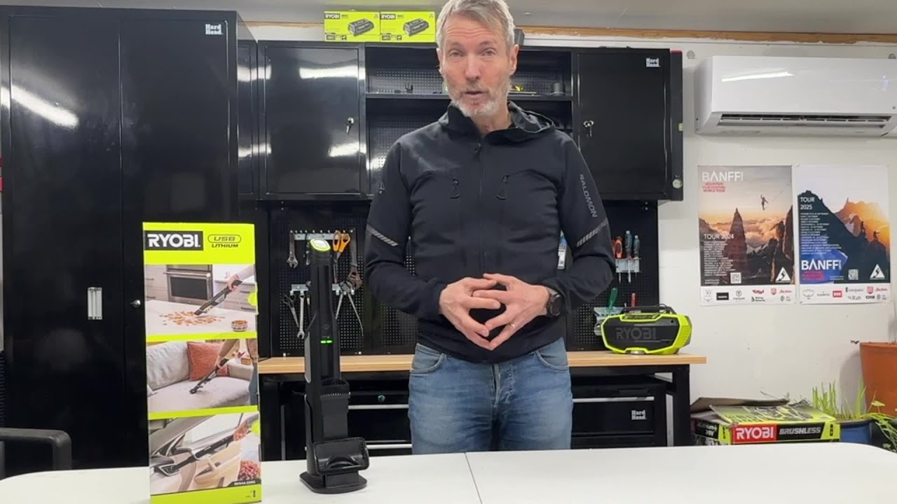 Handdammsugare med laddstation (2x 2.0Ah) 4V USB Lithium™ : Jan Kundrecension - RYOBI ®