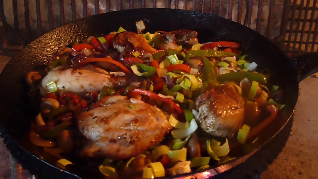 POLLO CON VERDURAS EN LA SARTEN Y EN EL FOGON.