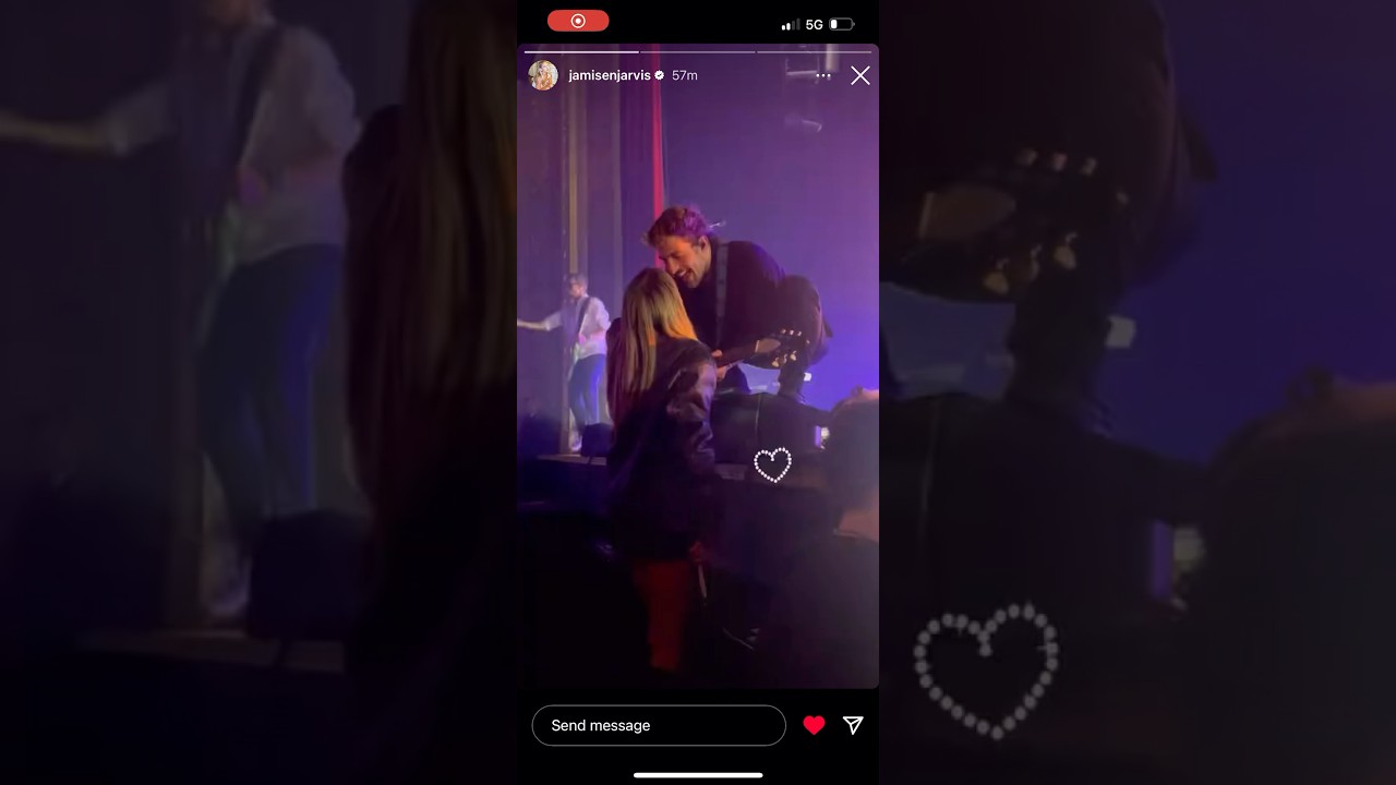 Rocky Lynch kissing his girlfriend during Nobody Knows by The Driver Era Live @TheDriverEra