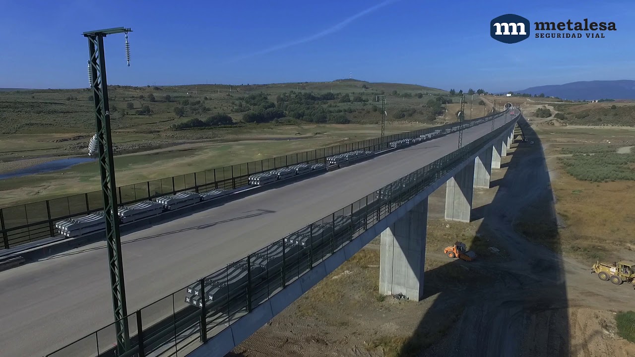 Tramo AVE Madrid – Galicia | Pantalla anticolisión aves, Barandilla ADIF y valla antivandálica