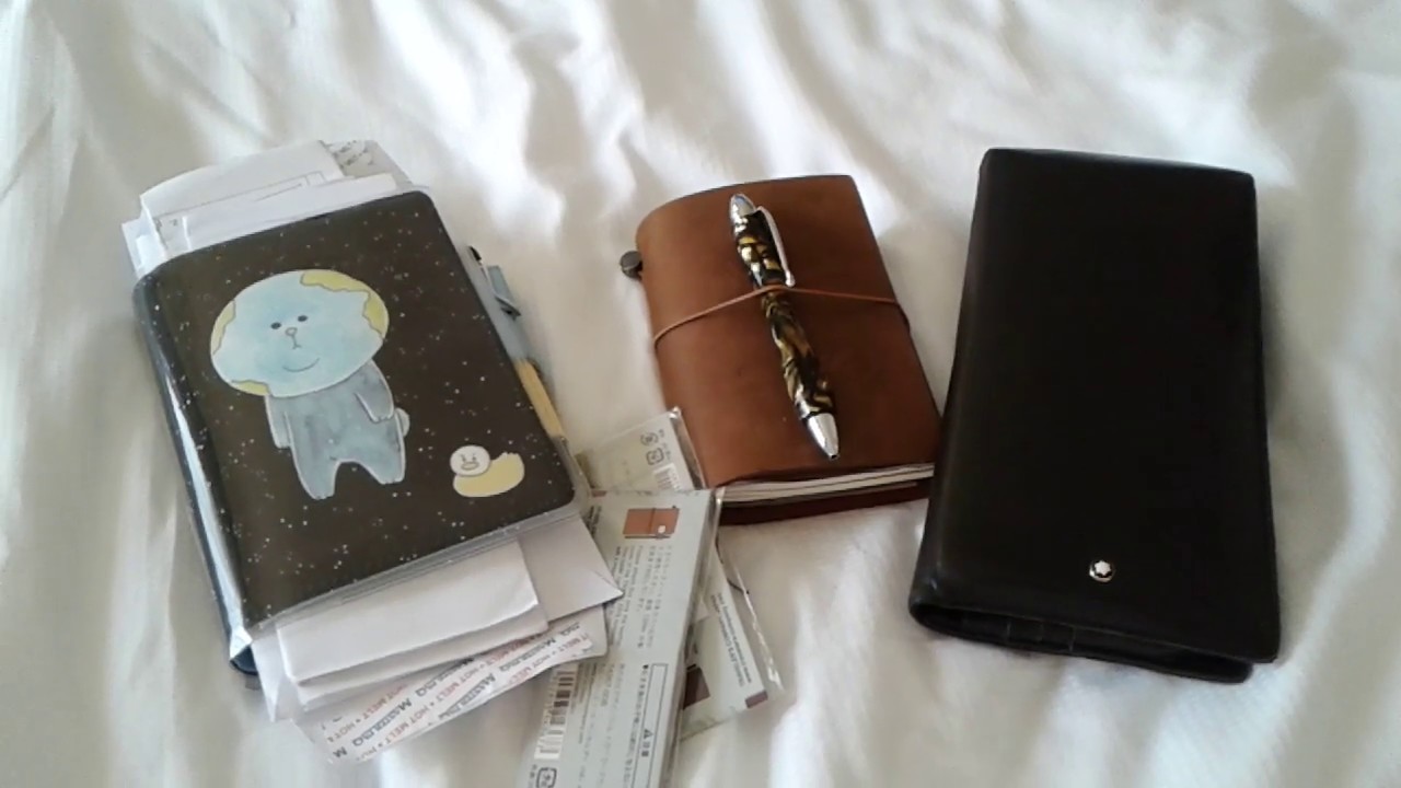 A TRAVELER'S REVIEW || COMPARING Midori Traveler's Company Notebook Passport VS Hobonichi Techo A6