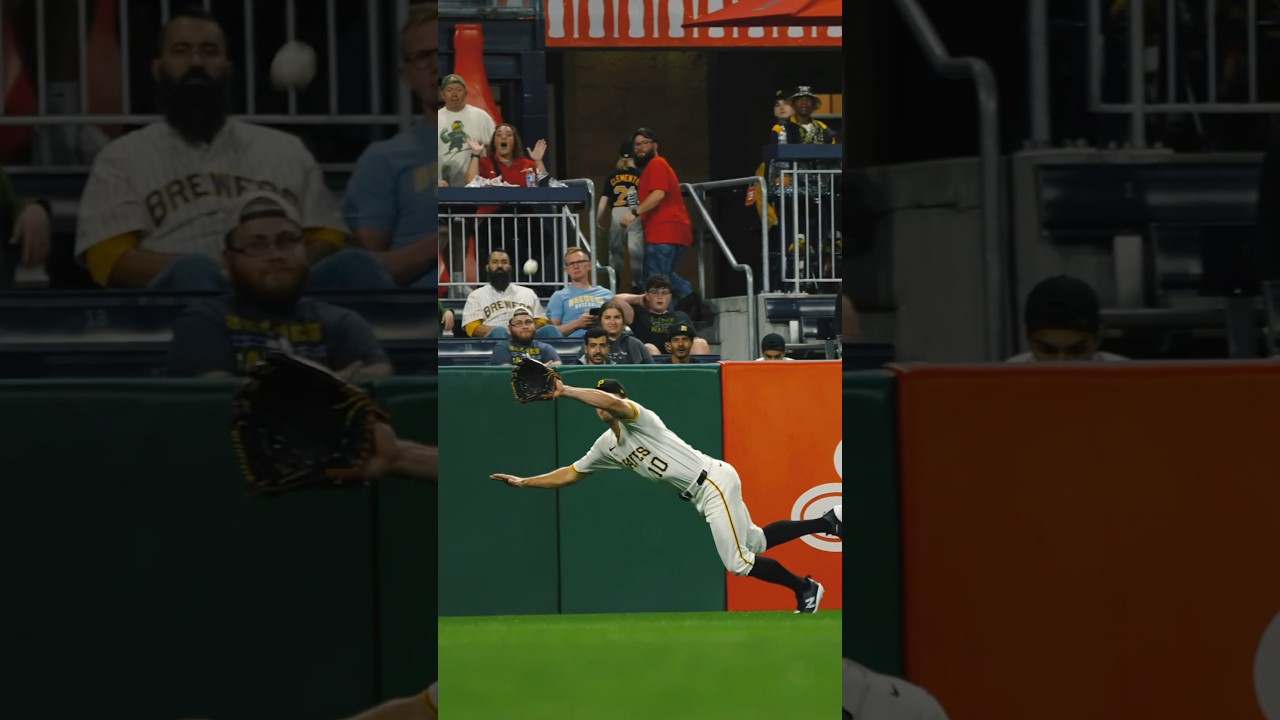 Bryan Reynolds with the outstanding catch 😮&zwj;💨