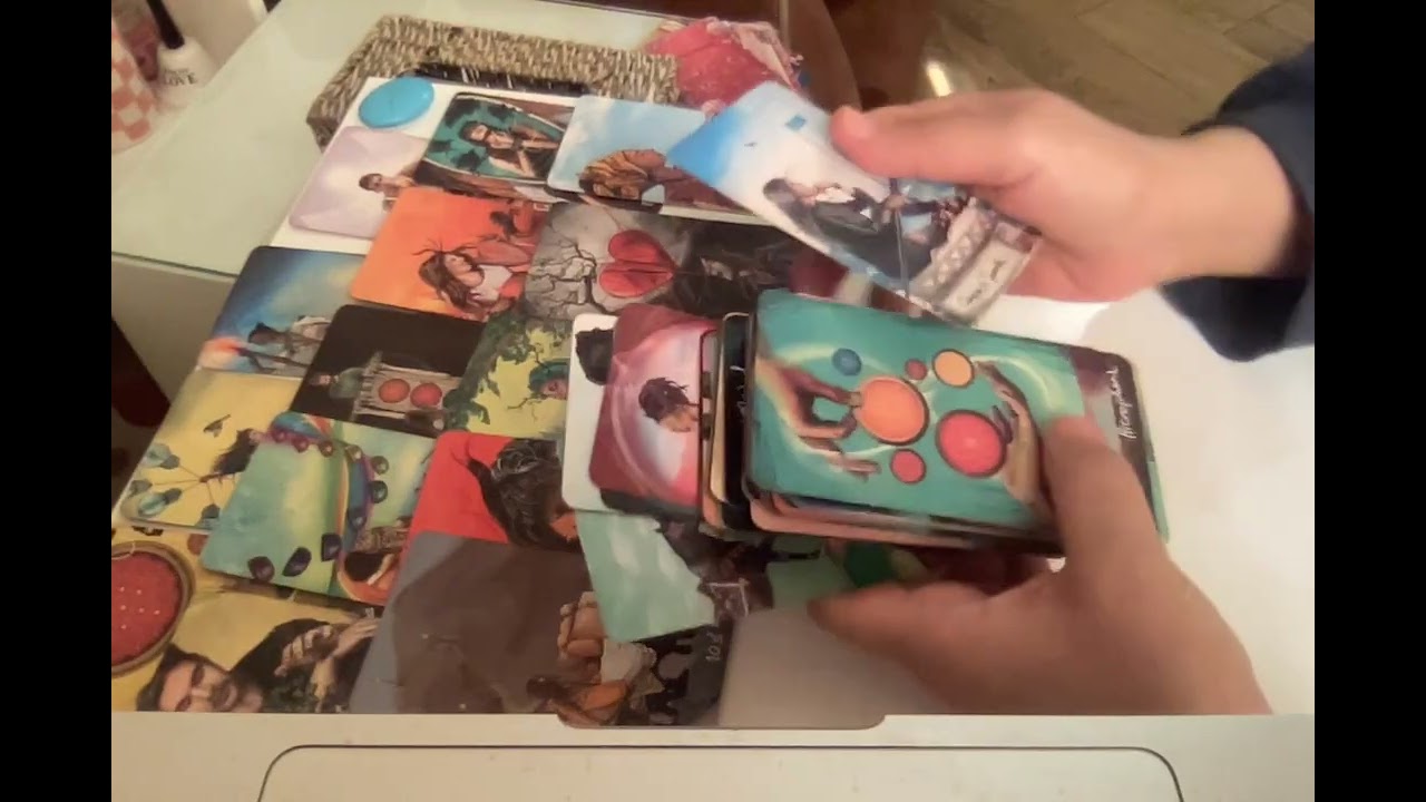 كداب وبيجرب معاك علم النفس الأسود😡معيشك بحر وهم انه مش عايز وهو هيموت على تراب رجلك 