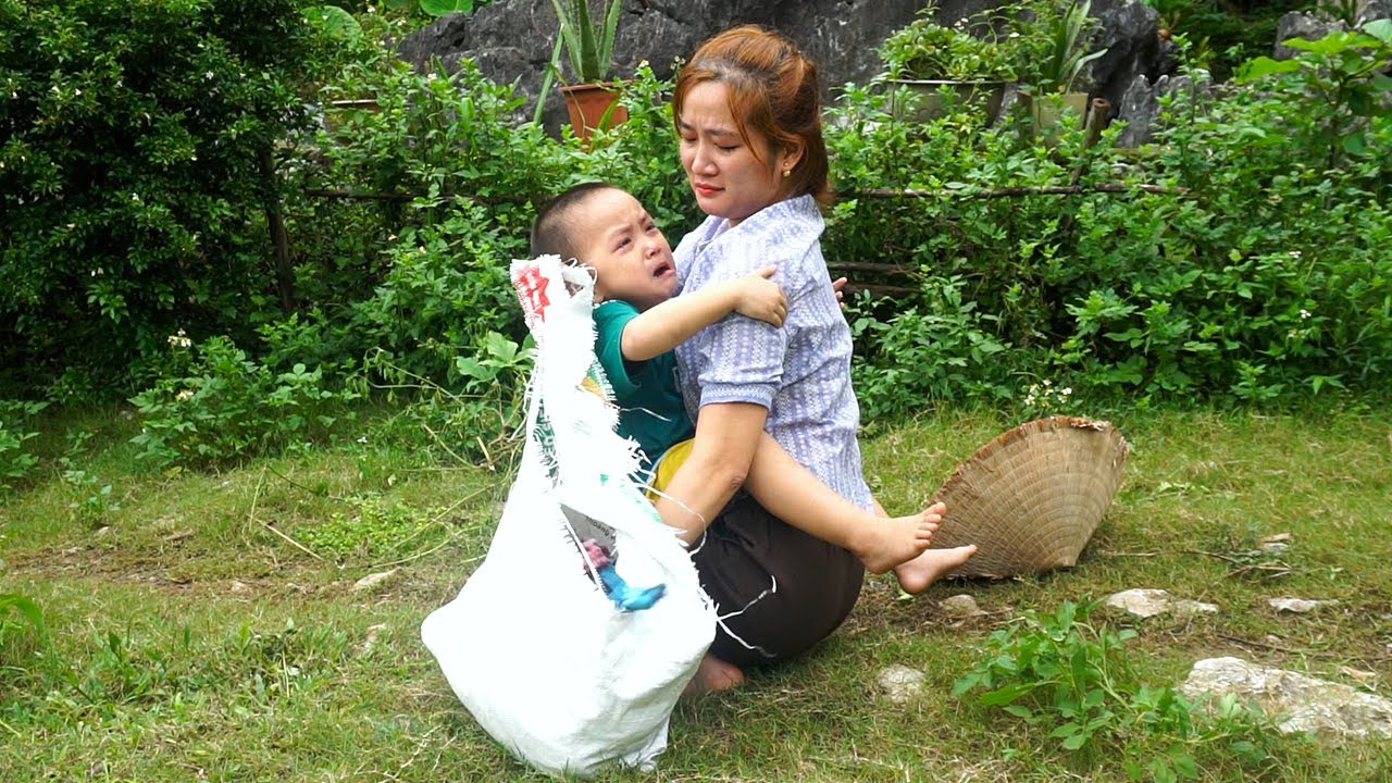 Abused by Husband: Decided to escape with her child from her abusive husband | Triệu Khanh