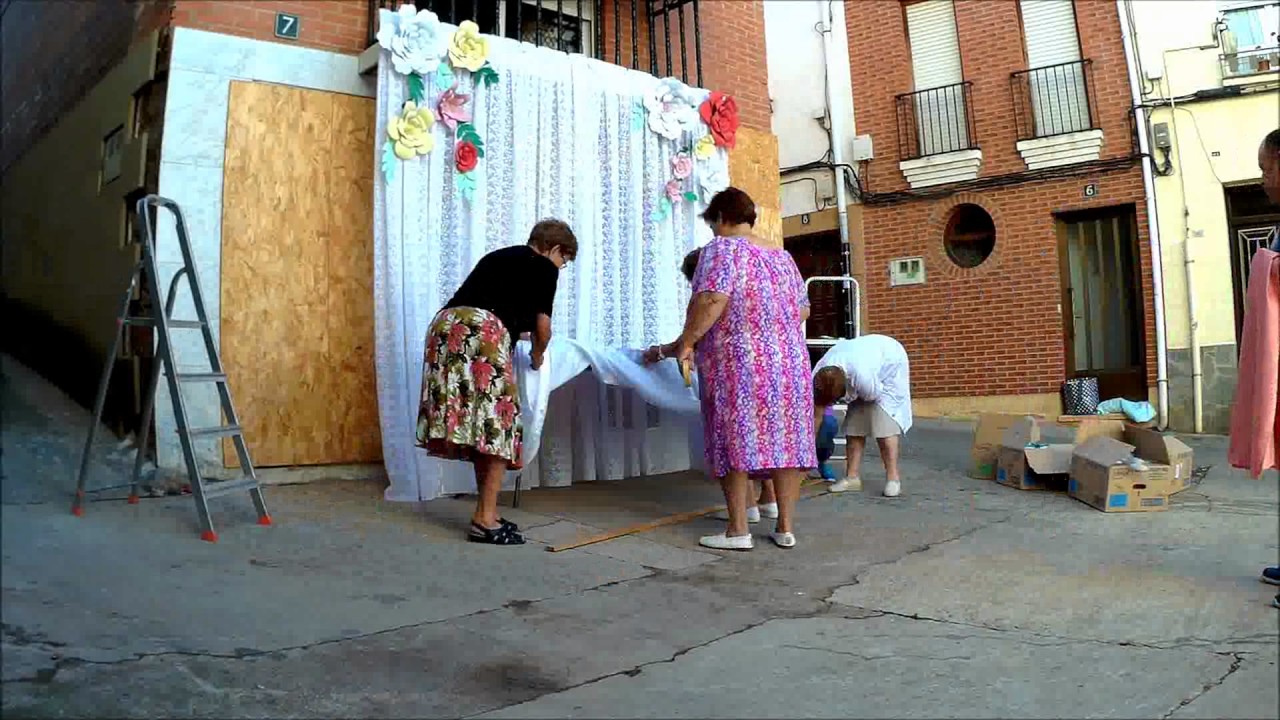 Montando un altar para el Corpus Christi en Albelda de Iregua 2017