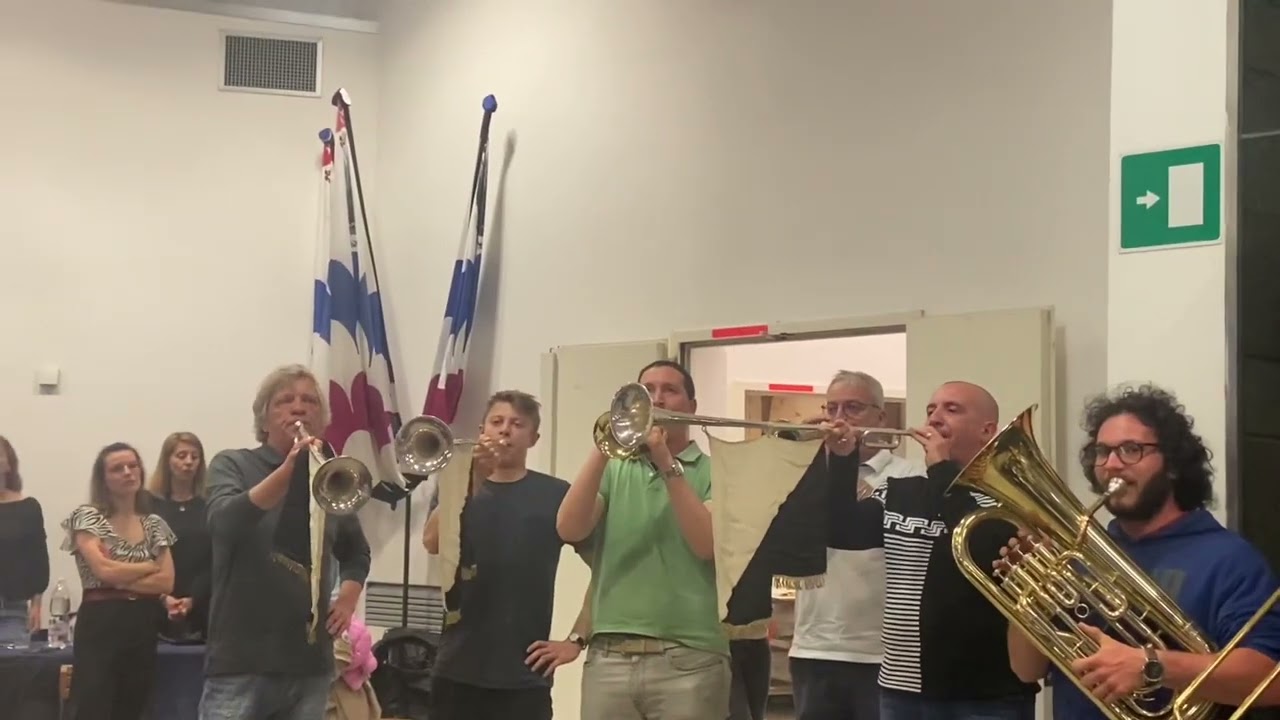 Squilli la Fe&rsquo;: il canto al banchetto del Comitato Amici del Palio