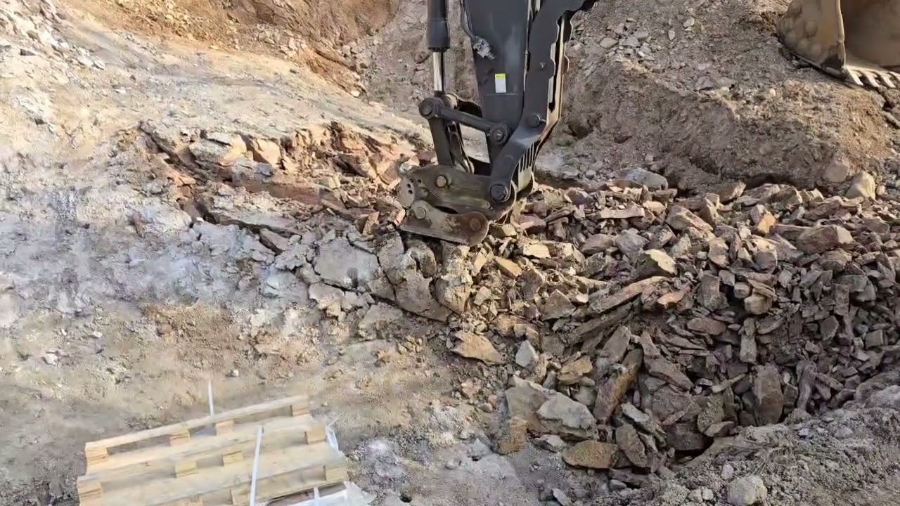 무진동암파쇄공법  단단한 암반도 발파없이  포크레인 바가지로 굴착 유석토건주식회사 010-8878-6627 #팽창성몰탈 #비폭성파쇄제 #비폭성암파쇄공법 #무진동암파쇄공법 