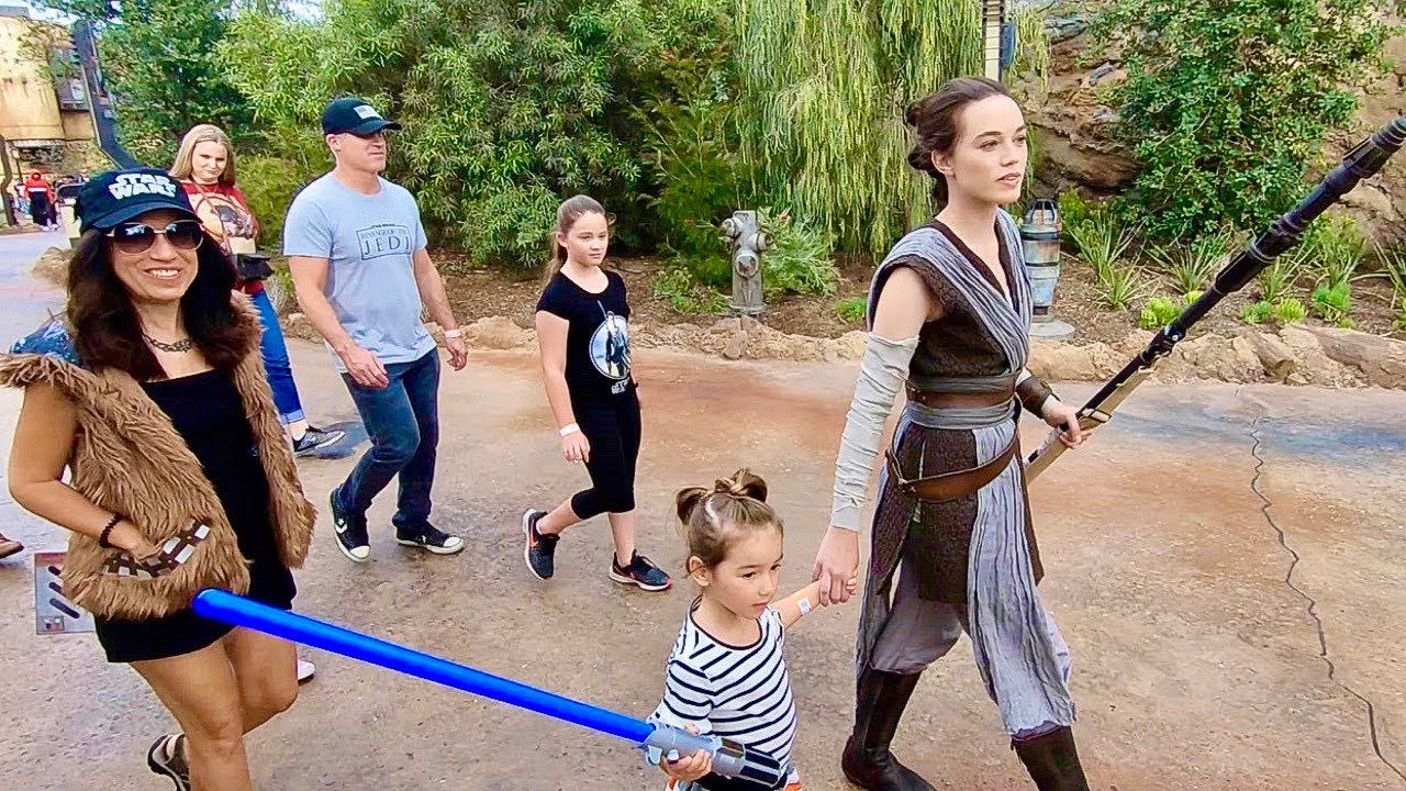 REY and Chewbacca LAUGH at Star Wars Galaxy's Edge