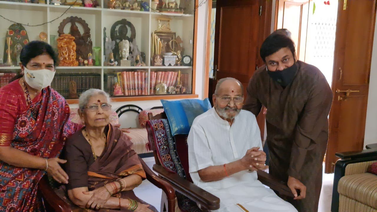 Megastar Chiranjeevi Meets Director k Viswanath Along With His Wife | TFPC