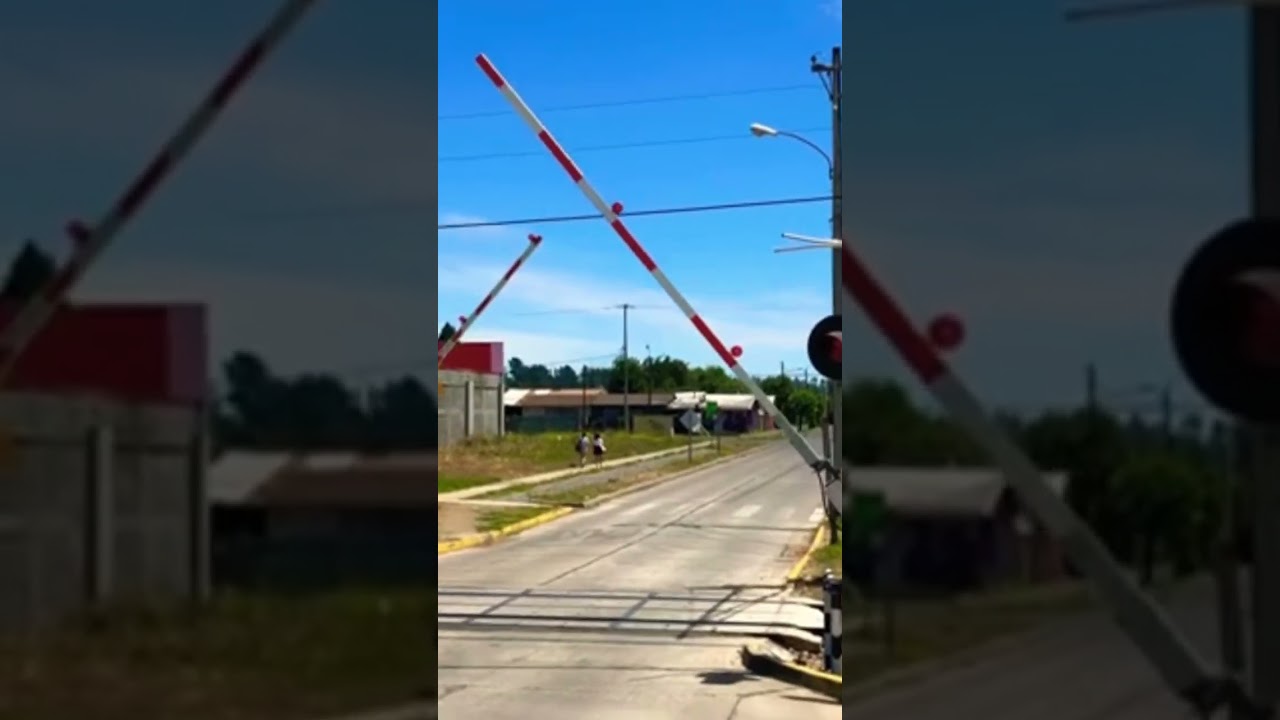 Cruce ferroviario en &ntilde;a ciudad de San santiago