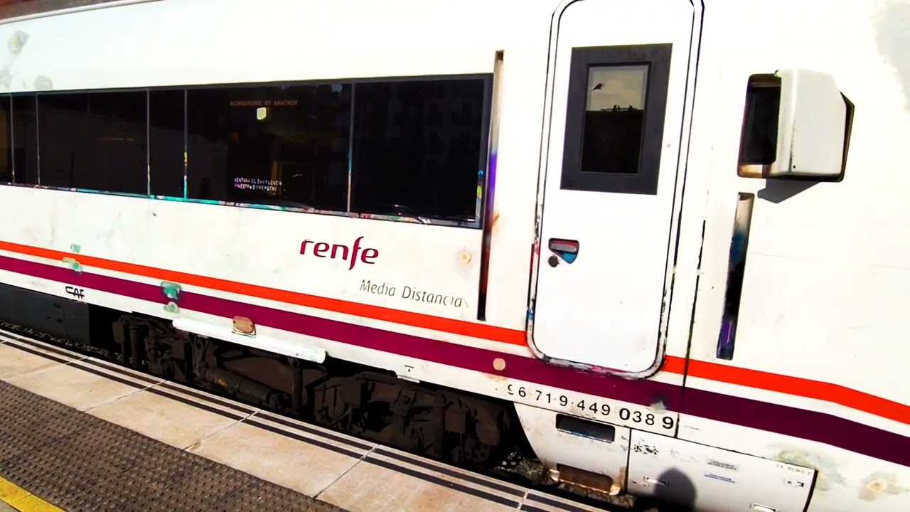 Video de tren en Figueres , media distancia 449. Bozinazo.