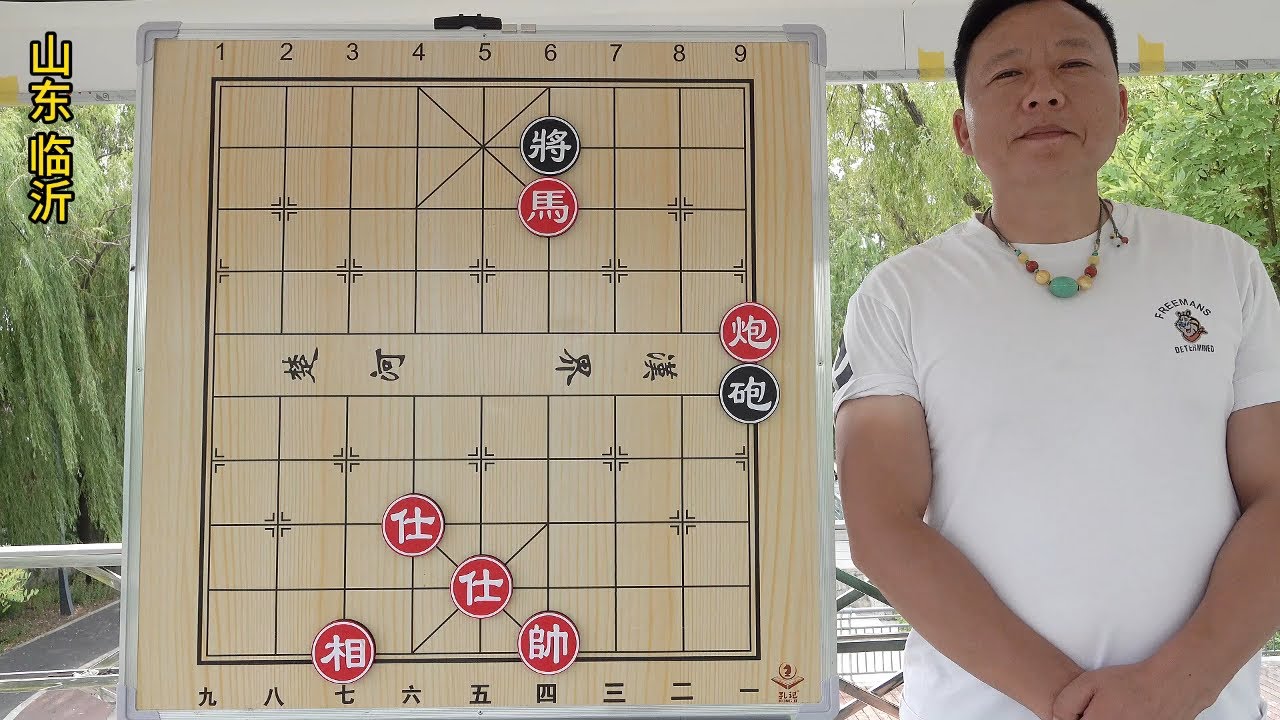 小马吃完霸王餐不让走了 小钢炮托关系解救小马
