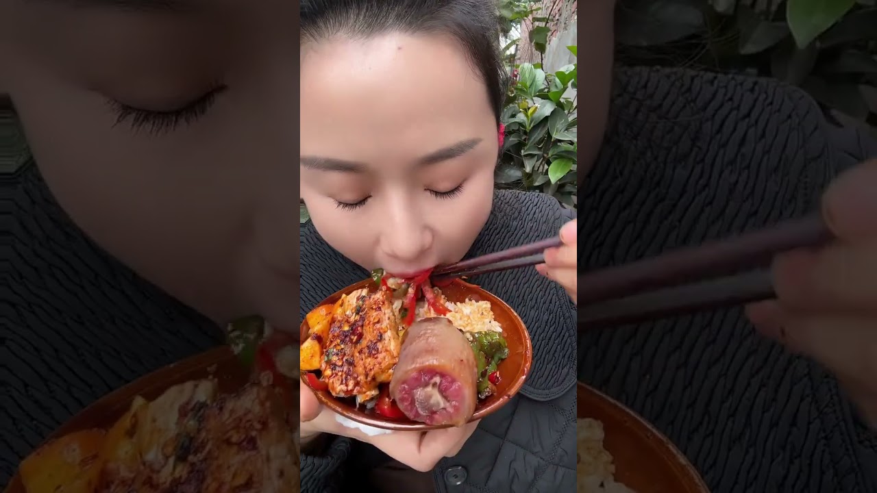 Eat Smoked Pig Tail, Spicy Chicken Feet with White Rice