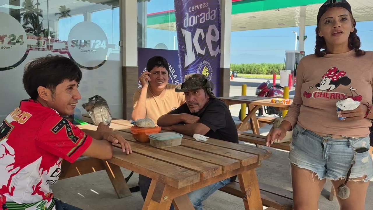 Todo el grupo comparte comida con YOVANA ella dice aquí no me humill4n😱