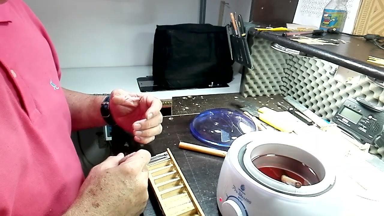 Aplicación de cera para fijar las placas al bloque de lengüetas.