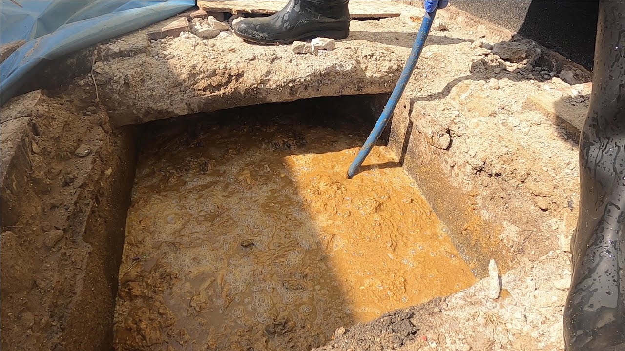 Disgusting Sewage Filled Manhole - This Will Make You Want To Vomit!!