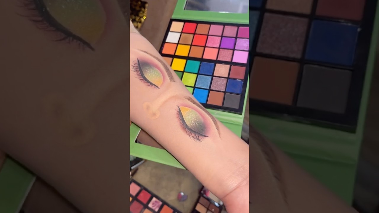 Eye makeup on hand #eyemakeup #makeup #shinestarmakeupstudio #makeupartist #makeuptutorial #muatips