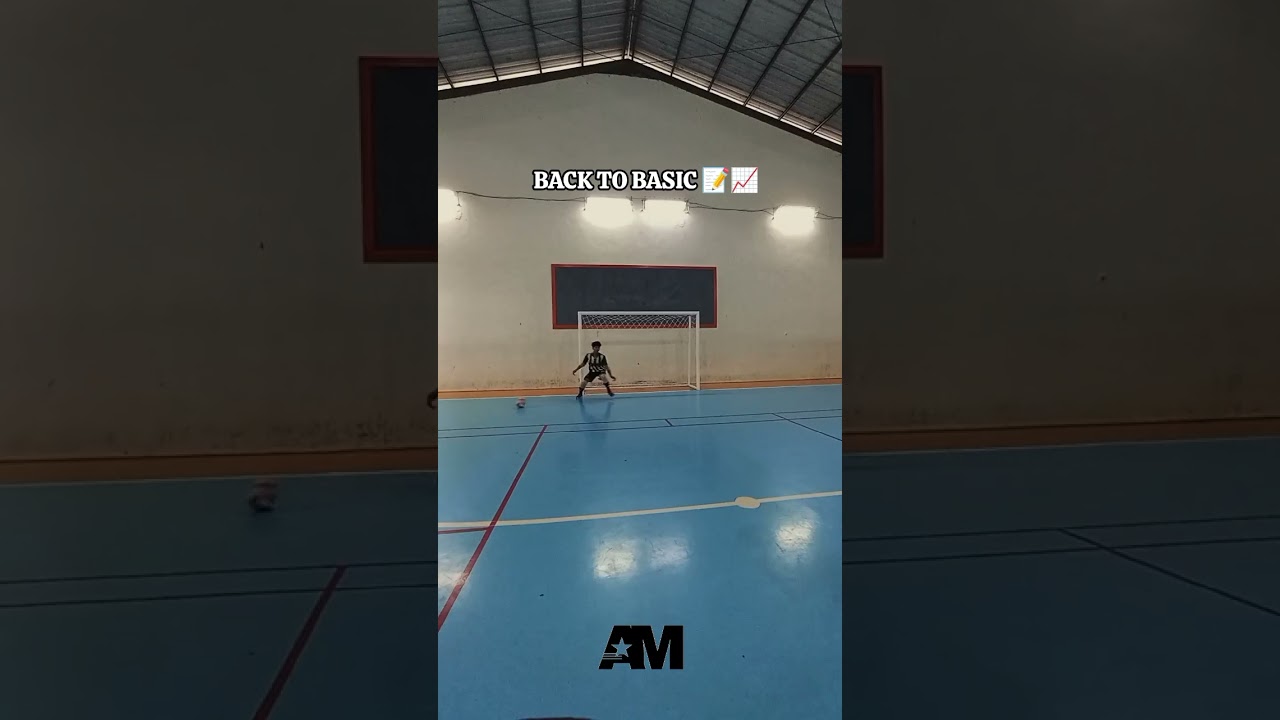 Latihan basic goalkeeper futsal (diving dan split)