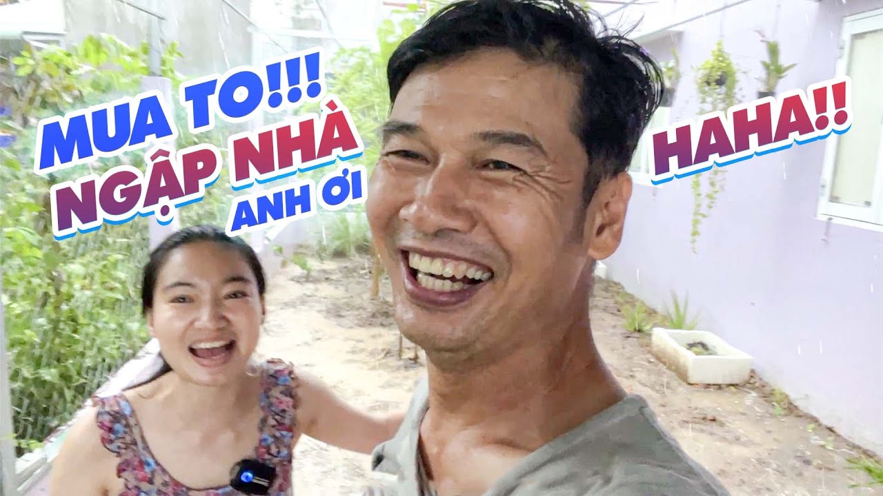Vợ chồng Tiết Cương phải ra sân ngồi khi nhà bị dột khi mưa lớn