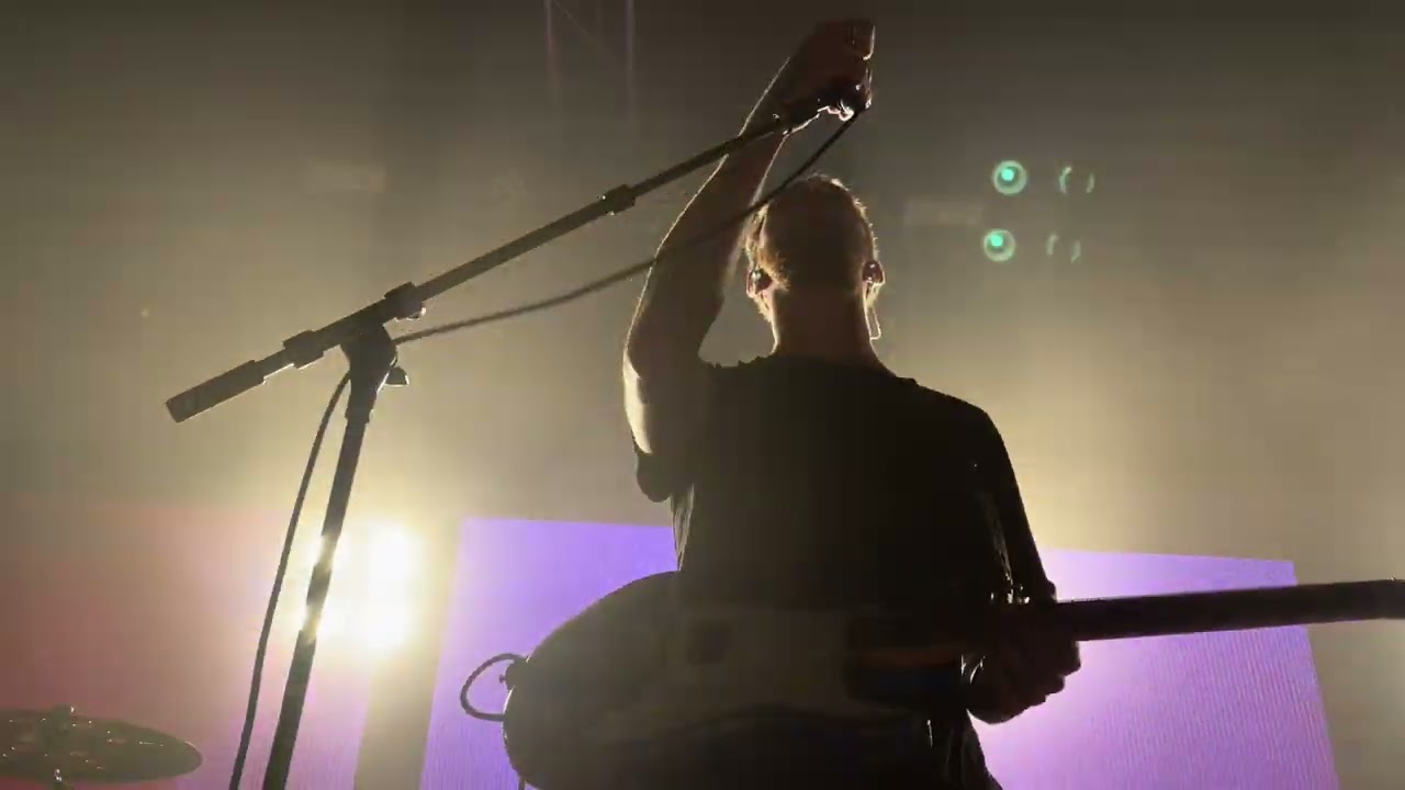 Two Feet - Gravity [LIVE]