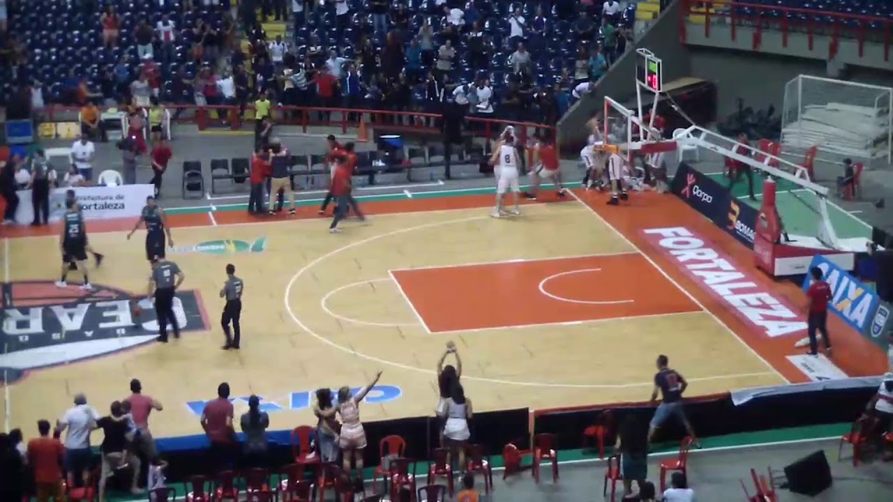 Basquete Cearense vence com cesta inacredit&aacute;vel nos segundos finais; Veja o lance