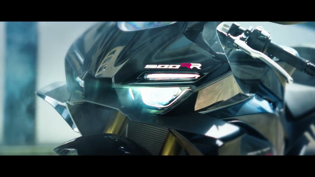 Heat radiating from an engine, 500RR is ready to meet a sudden assault and break through.