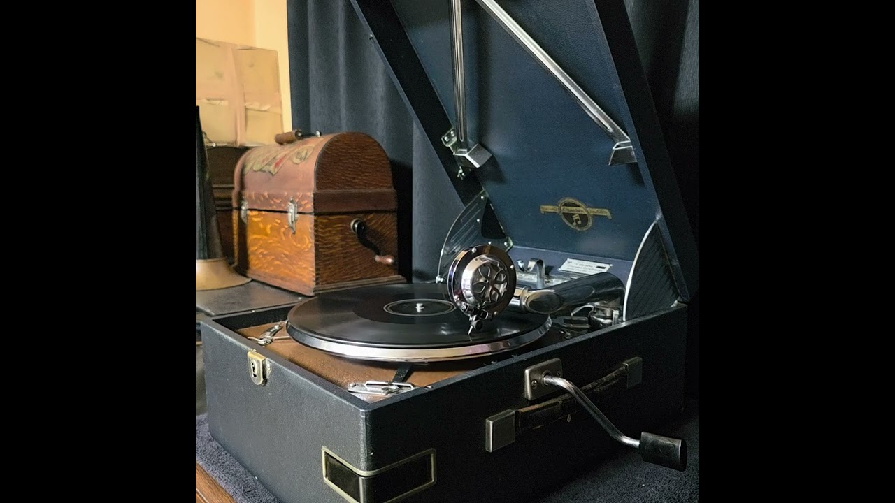 宮城 まり子 ♪なっちょらん節♪ 1953年 78rpm. Columbia Model No G - 241 phonograph.
