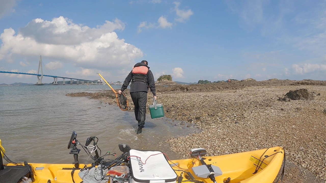 Давайте отправимся на необитаемый 🏝остров в одиночку на 🛶каяке ночью и поймаем морепродукты.⚓🎣🧭