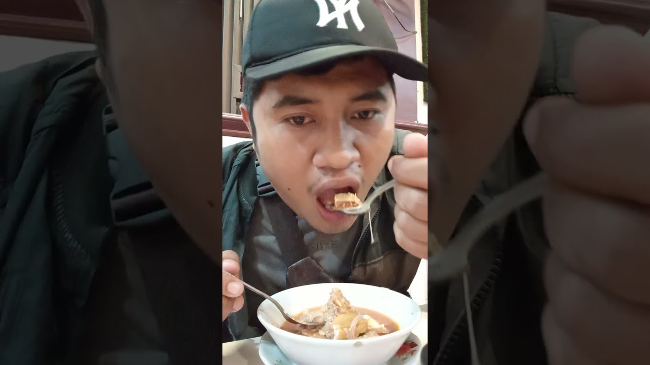Makan bakso..