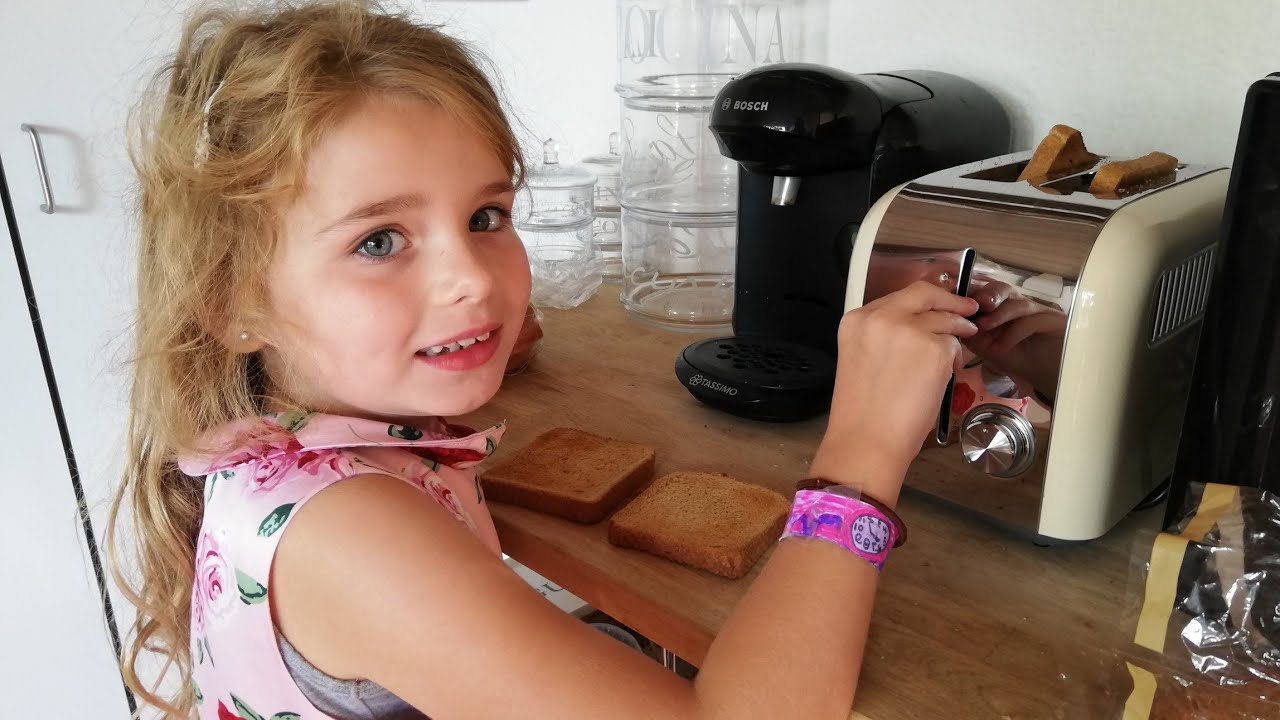 Sofia laver morgenmad til hele familien 🤗🍞🥚🥕🍽️☕