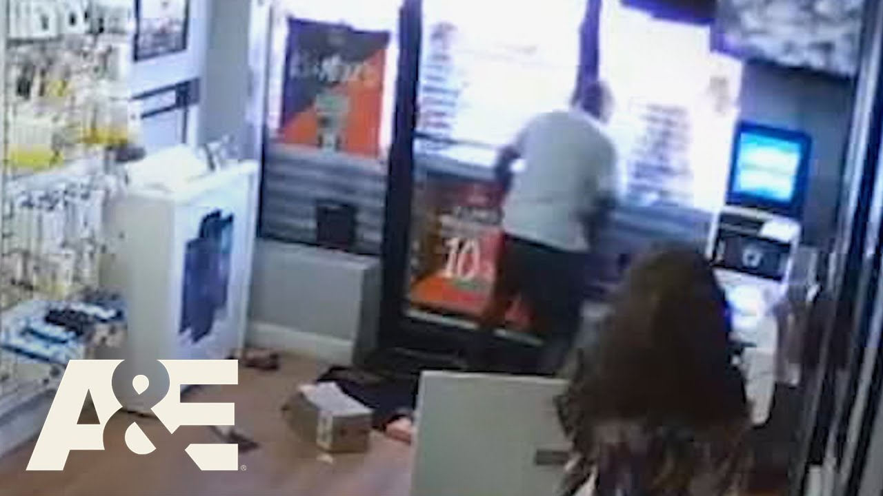 Two Men Get Trapped in Store During Robbery Attempt | A&E
