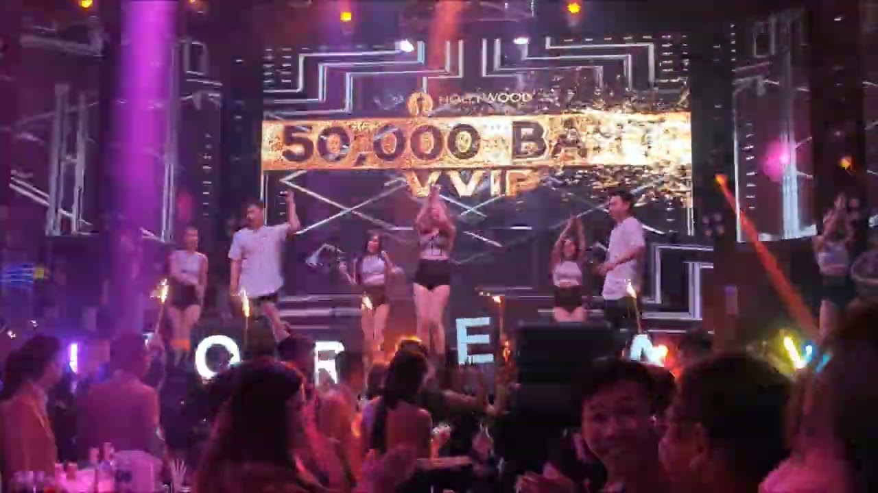 Hollywood Pattaya club dancers on Sunday 8/13/2023 very entertaining 好莱坞歌手和舞者团队表演很精彩