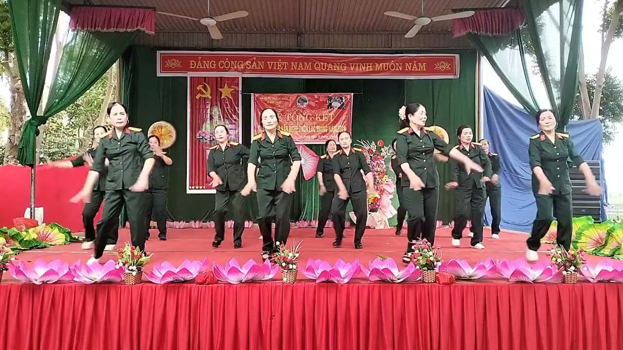 CLB hội NCT thôn lạc Trung trình bày 