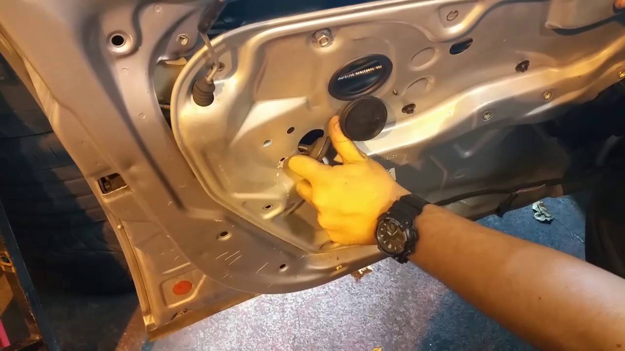 Полная разборка передней водительской двери Volkswagen Passat 2004 (B5.5, 2001-05)
