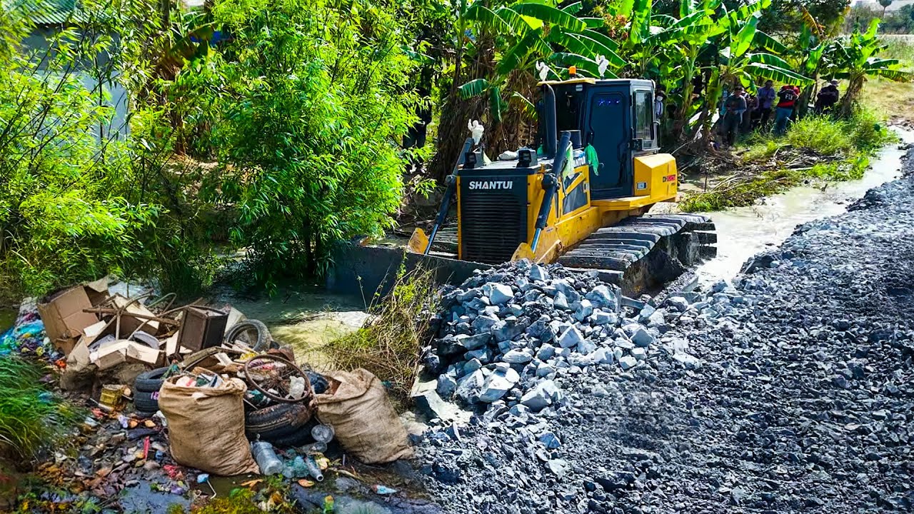 Amazing Precision! DH17C3 PRO Bulldozer Rock Pushing Operation with 25T Truck