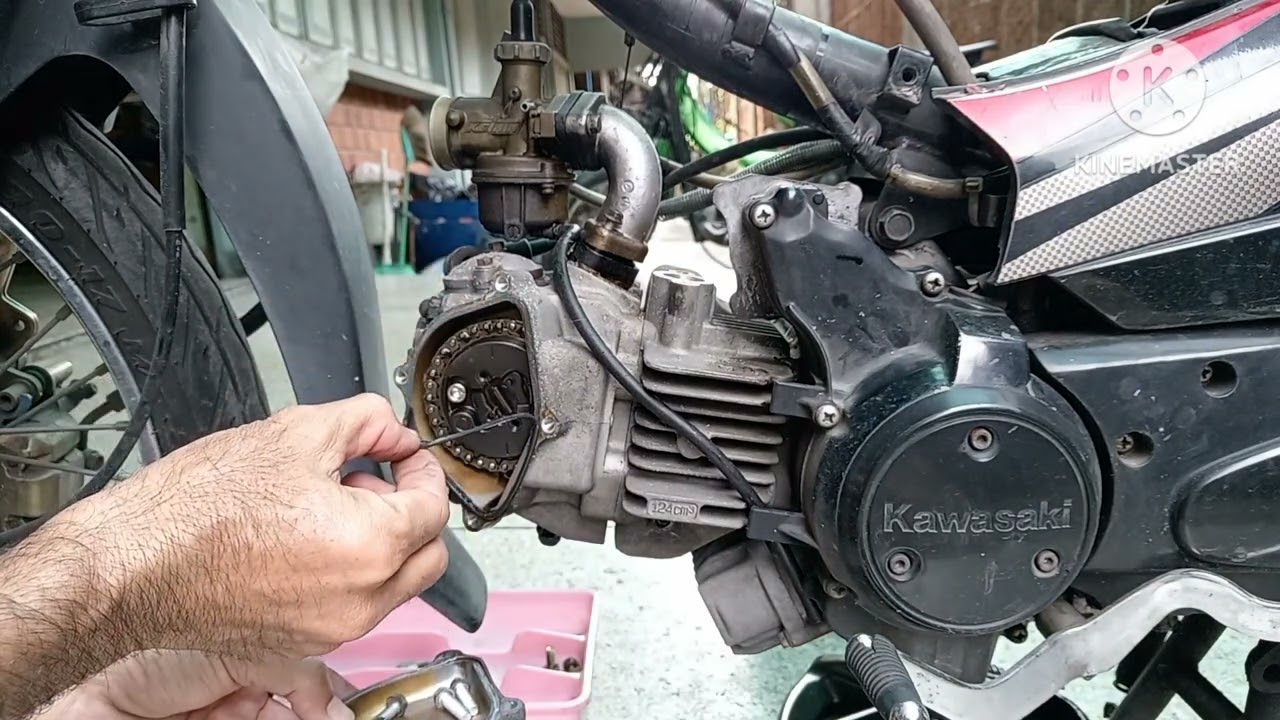 ถอดเครื่องยนต์ส่วนบน​ KAWASAKI​ KAZE​125