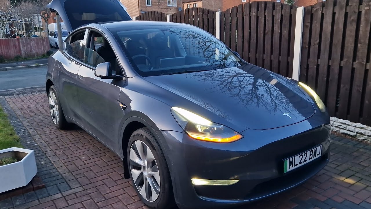 Tesla Model Y Light Show (Auld Lang Syne)