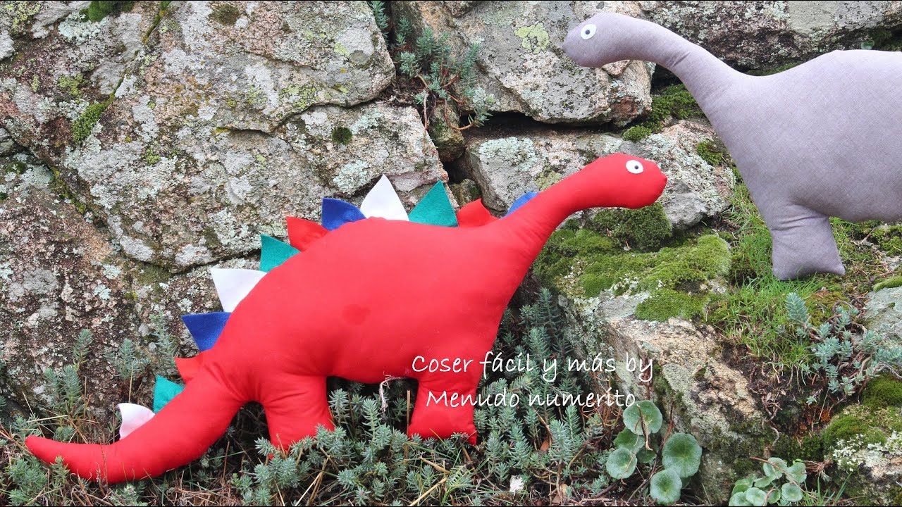 Dinosaurio de trapo o peluche con patrón