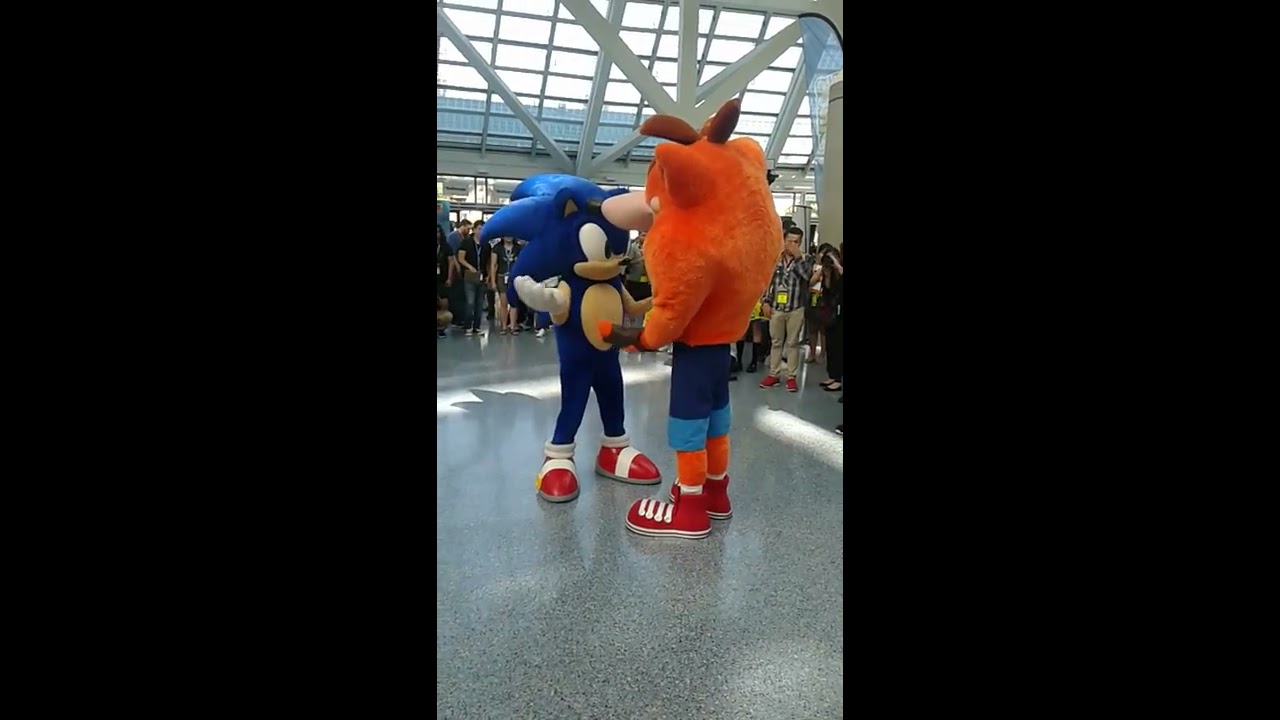 Dance off at E3 2017 Sonic The Hedgehog vs. Crash Bandicoot
