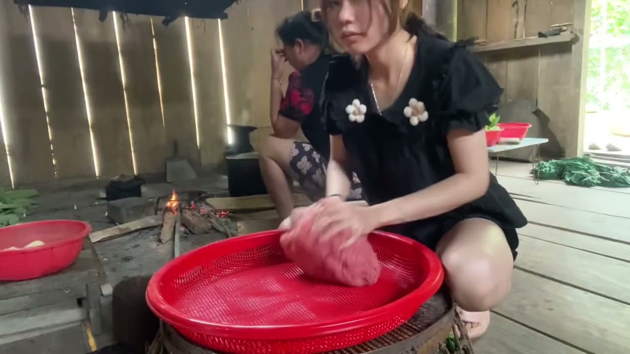 Xôi màu- thịt nướng dân tộc “ Thái”