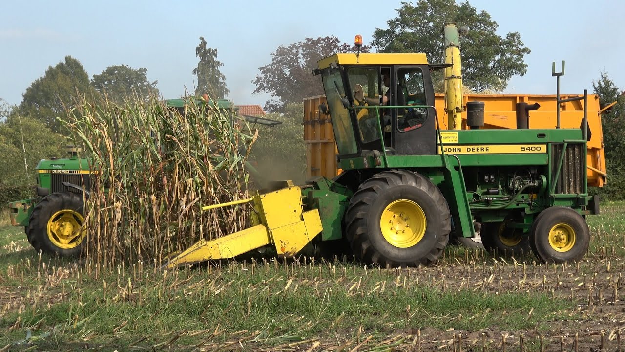Mais hakselen met een prachtige klassieker : een John Deere 5400 en 3 John Deere trekkers (2020)