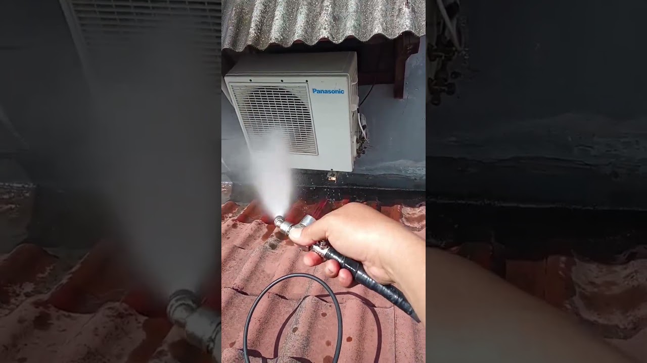 service AC siang di atas genteng.